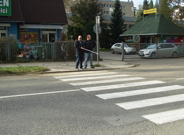 Marián Kováč signalizuje orientačnou paličkou úmysel prejsť cez priechod pre chodcov