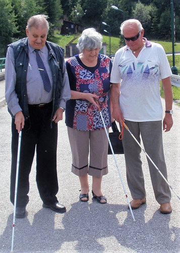 Predsedníčka ZO L. Oravcová s členmi ZO M. Vislockým a M. Zoňom
