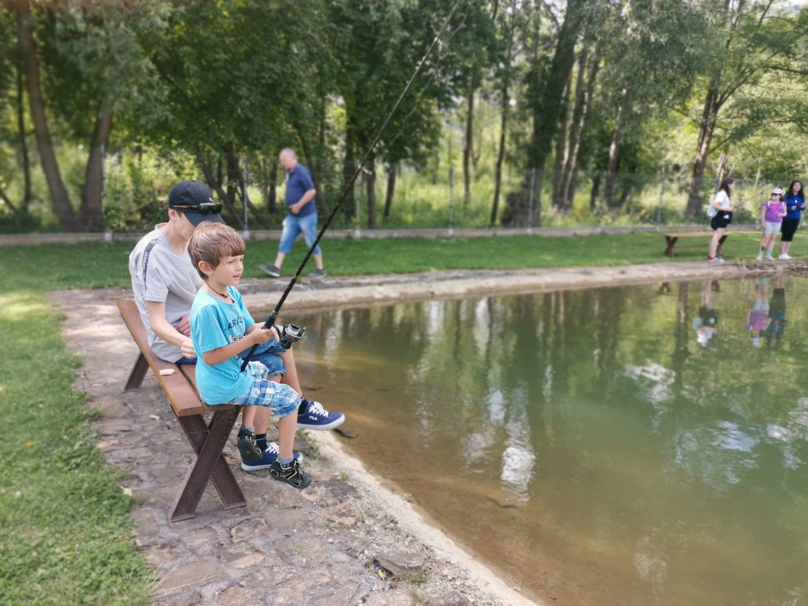 Dvaja chlapci chytajú ryby.